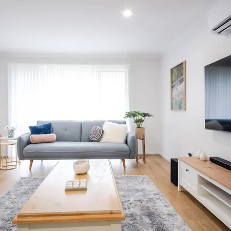 Pet Friendly Battery Hill Home Away From Home Caloundra Exterior photo